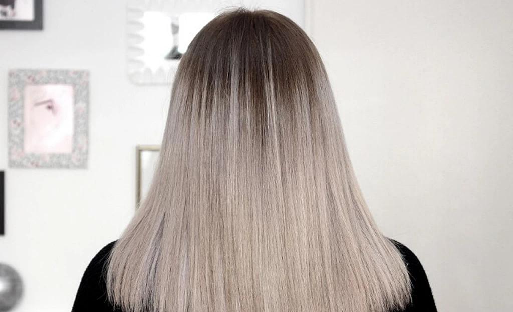Cheveux lisses gris argenté