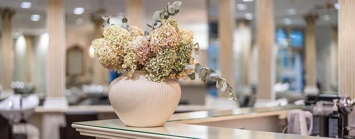 Wunderschöner Blumenstrauss in Vase auf dem Empfangstresen vom PerfectHair.ch Salon Haarpalast