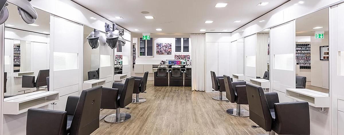 Arbeitsbereich mit sechs Haarschneideplätze und drei Haarwaschplätze im PerfectHair.ch Salon Mühlegasse
