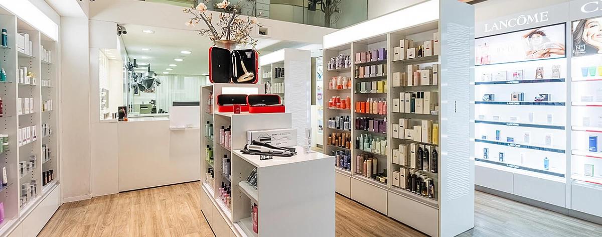 Verkaufsbereich mit Produkten in weissen Regalen im PerfectHair.ch Salon Mühlegasse in Zürich