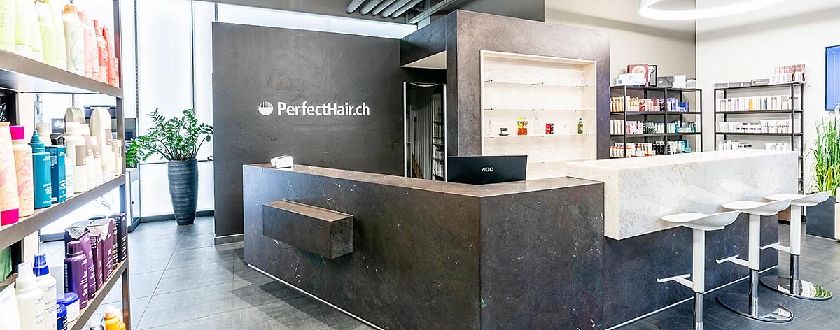 Moderner Empfangsbereich mit Produktregalen vom PerfectHair.ch Salon Turbinenstrasse in Zürich