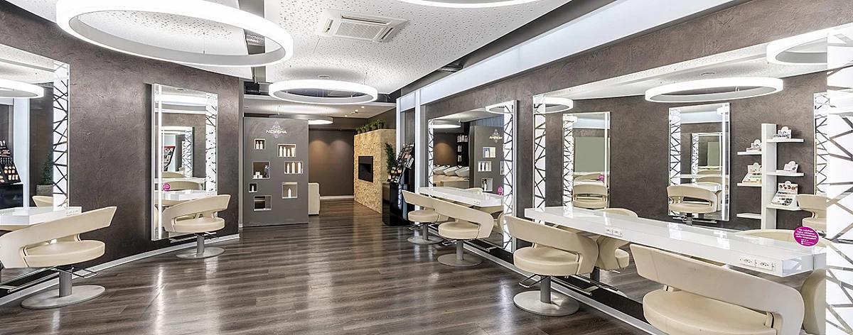 Sechs moderne Haarschneideplätze im Hinterbereich vom PerfectHair.ch Salon Turbinenstrasse in Winterthur