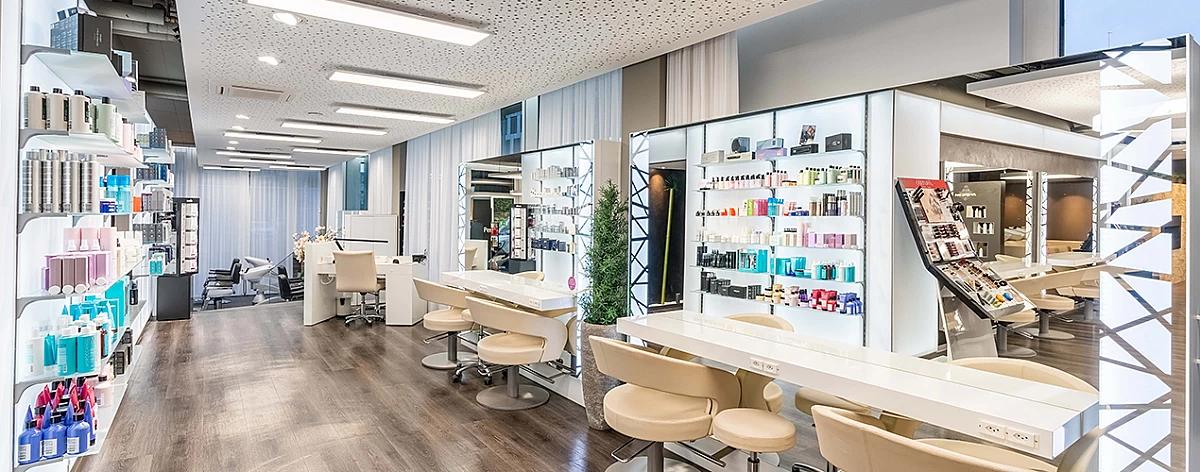 Haarschneideplätze und Produktregale im PerfectHair.ch Salon Turbinenstrasse in Zürich