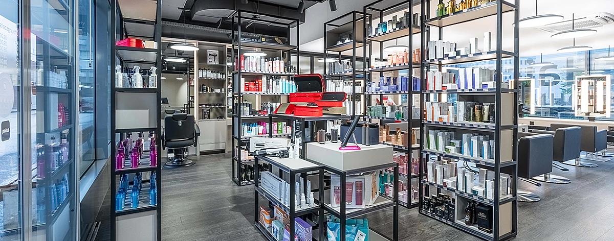 Verkaufsbereich mit Haarprodukten in grossen Regalen im PerfectHair.ch Salon Wallisellen