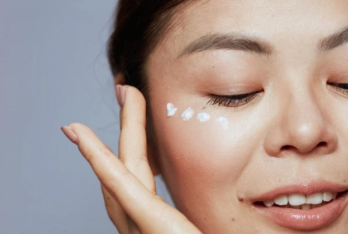 Une femme prend soin de son visage avec une crème pour le visage végane.