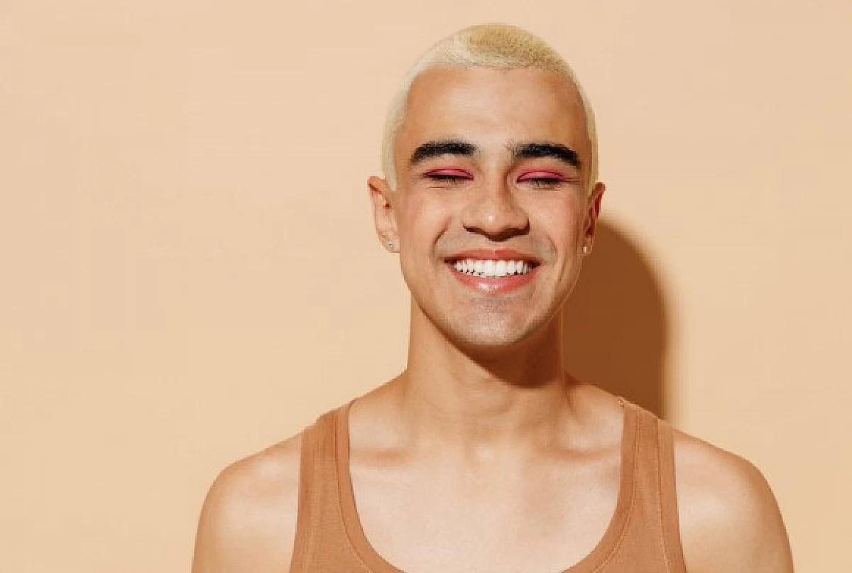 Man with pink eye shadow - vegan make-up.