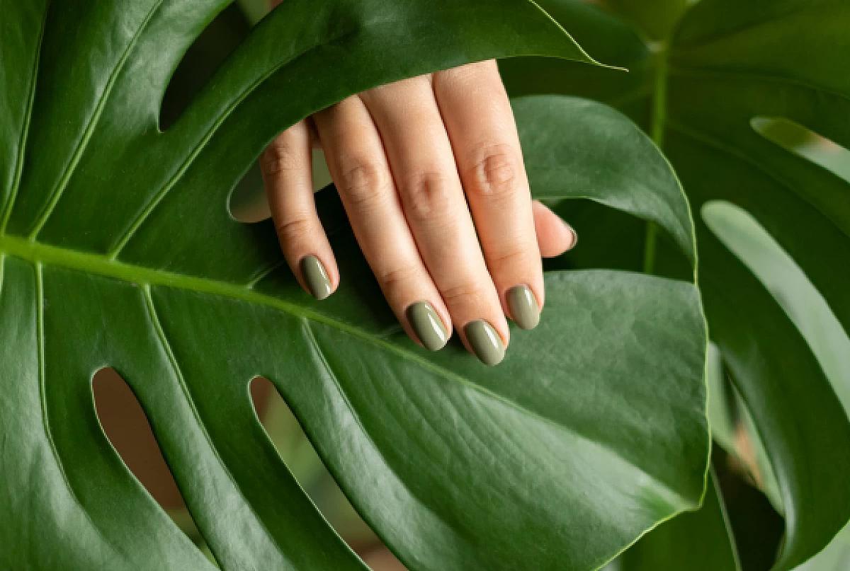 Des ongles verts avec du vernis à ongles végétalien.