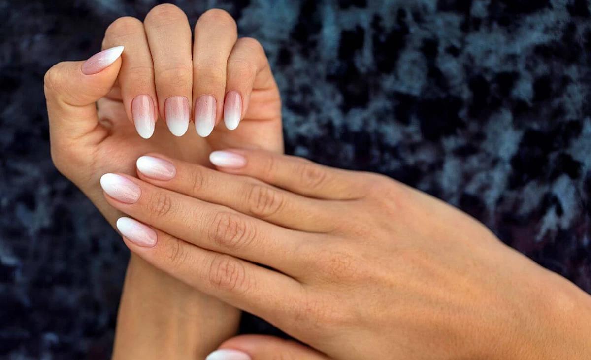 woman hand, woman nails pink white