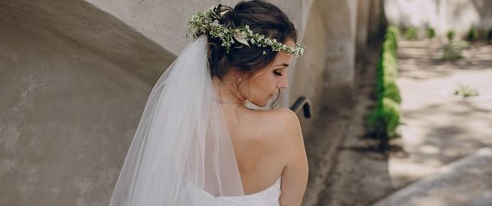 Braut mit Schleier und Blumen im Haar
