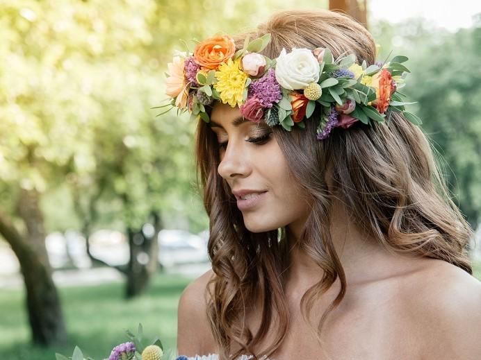 Mariée avec une couronne de fleurs colorées
