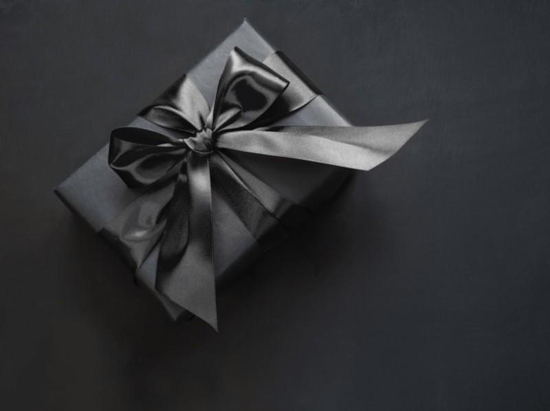 Schwarz verpacktes Geschenk
