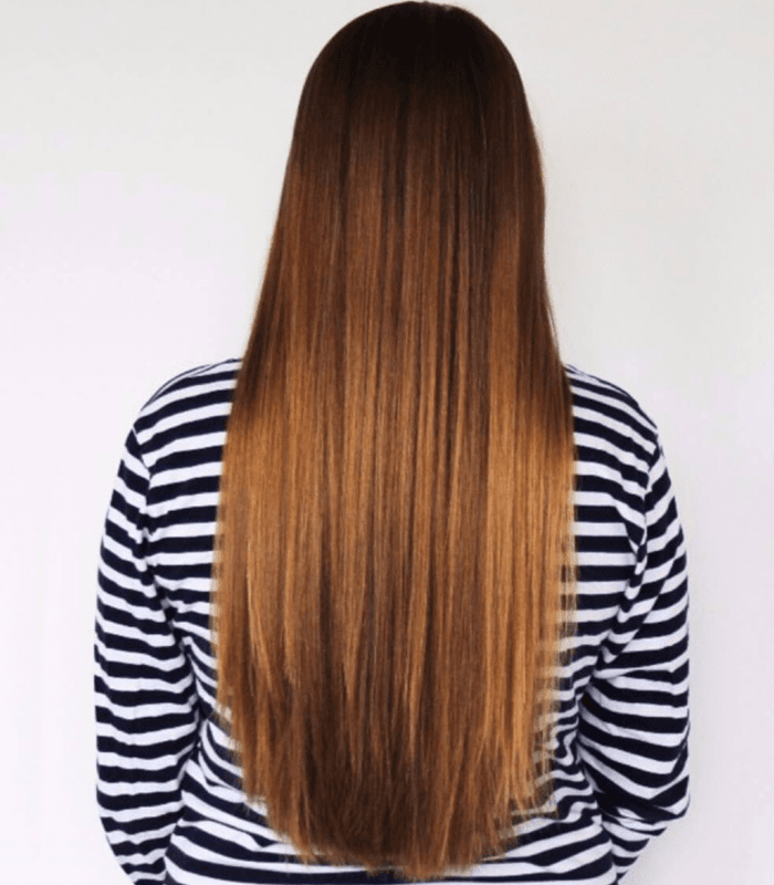 Arrière de la tête d'une femme avec des cheveux lisses et longs après le traitement à la kératine
