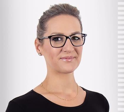 Portrait photo of the online shop employee Fabienne Schilliger from PerfectHair.ch