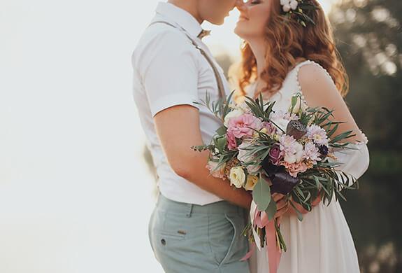 Les mariés avec un bouquet de fleurs