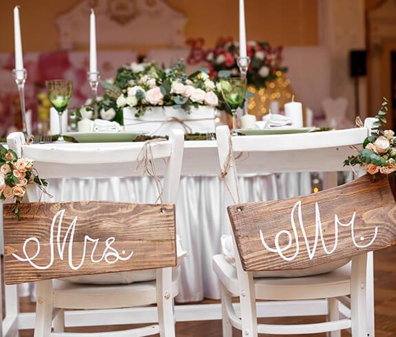 Stühle beschriftet mit Mr. und Mrs.