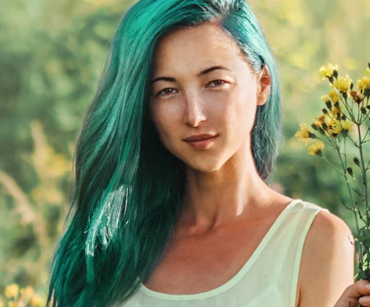 La couleur de cheveux préférée de la saison, pas trop verte, pas trop bleue, mais menthe.