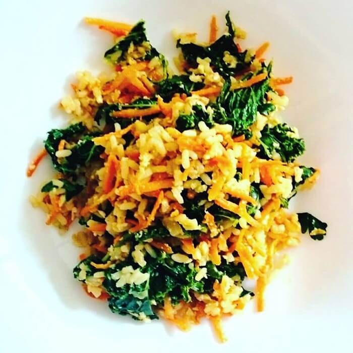 Wohlfühl-Lunch: Gebratener Ingwer-Reis mit Grünkohl und Karotten ...